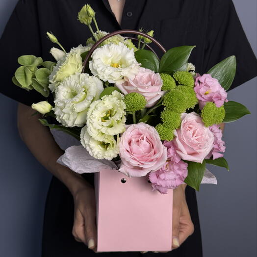 Нежная композиция с эустомой в сумочке 🌸