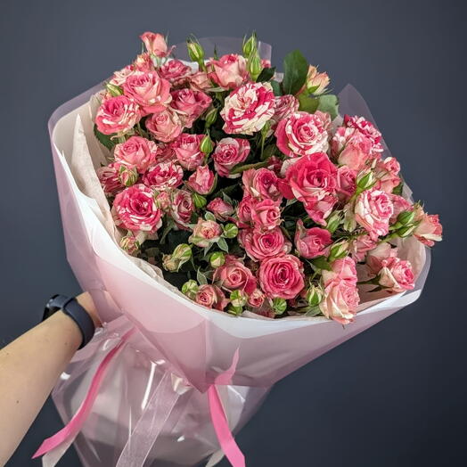Букет из 9 тигровых кустовых роз в розовой упаковке