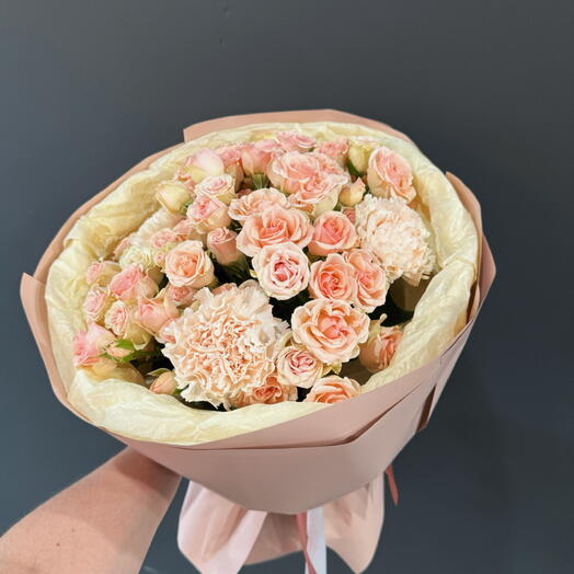Букет из кустовых роз и диантусов