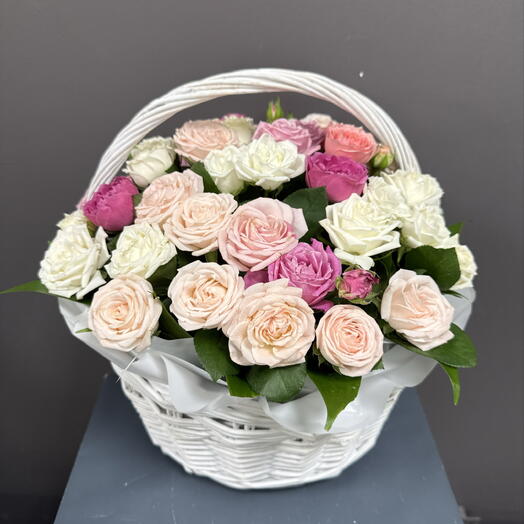 Корзина из 15 кустовых пионовидных роз