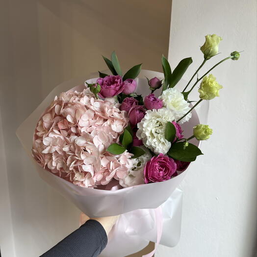 Букет из гортензии, кустовых роз, эустомы и рускуса