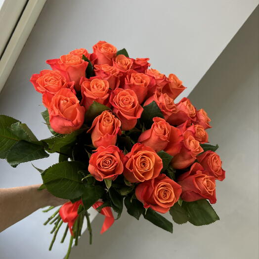 25 ярких роз 50 см