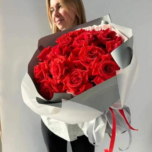 Большой букет алых роз