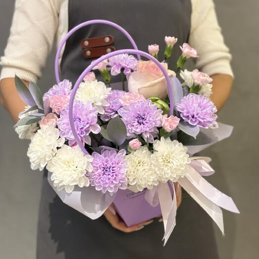 Композиция из розы, диаотусов, хризантем, хелеборуса и рускуса