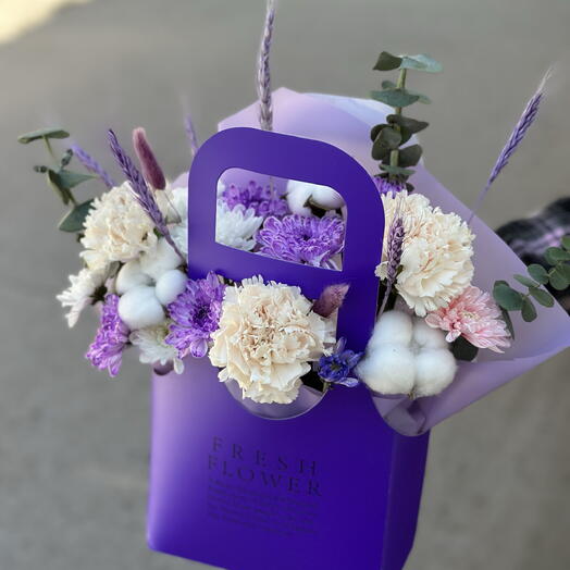 «Лавандовый уют💜» Композиция выполнена из кустовой хризантемы, кремовой гвоздики, хлопка