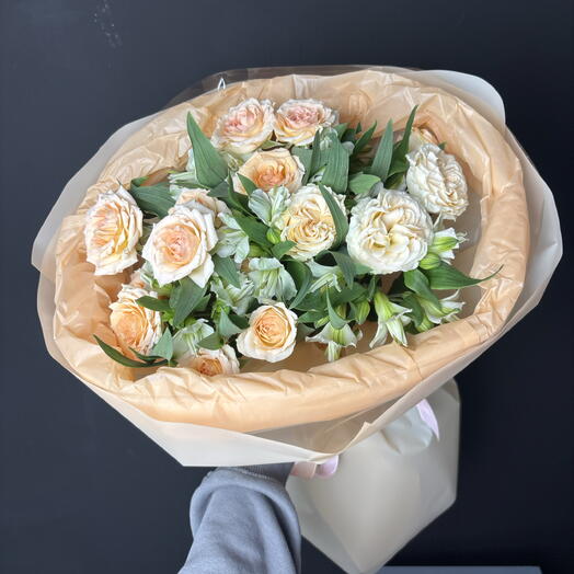 Нежный букет из кустовых роз и альстромерий