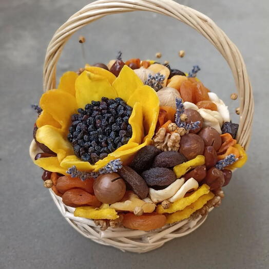 Корзина с орешками и сухофруктами