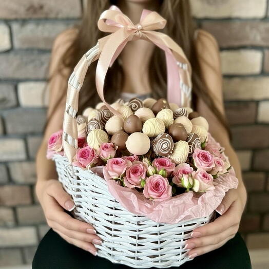 Клубника в шоколаде и цветы в плетеной корзине