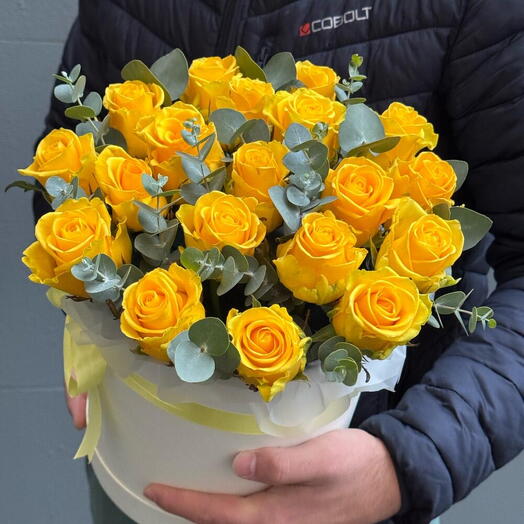 Желтые розы в коробке