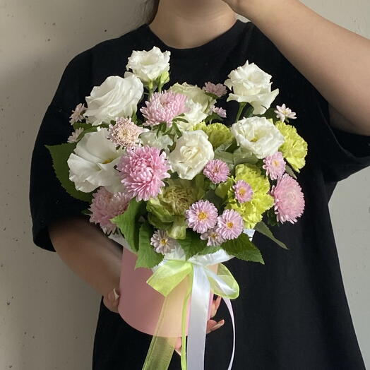 Композиция нежная в коробке лизиантусом, астрой и ветками малины 💚🎀