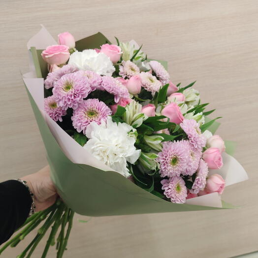 Букет роз, альстромерий и хризантем 💗