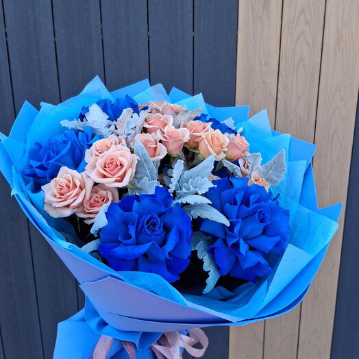 Букет из синих французских роз и кустовых 3