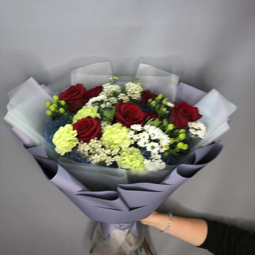 Букет с розами,диантусами,сантини,,хиперикумом🌺🌺🌺
