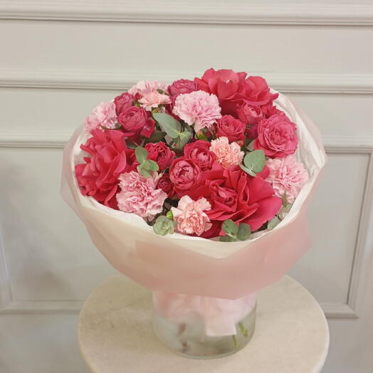 Пышный яркий букет с розами и диантусами