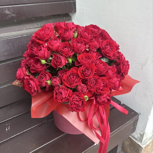 Коробка из красных кустовых роз