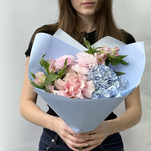 Букет с гортензией , альстромериями , французской розой , кустовой хризантемой