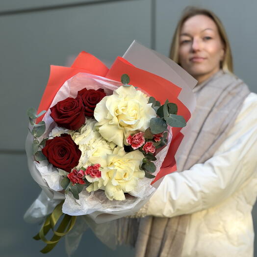 Букет «Алый бархат» с гортензией и кустовыми диантусами
