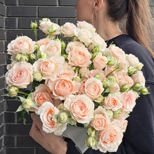Нежный Моно Букет из 7 кустовых розовых персиковых роз "Самая"