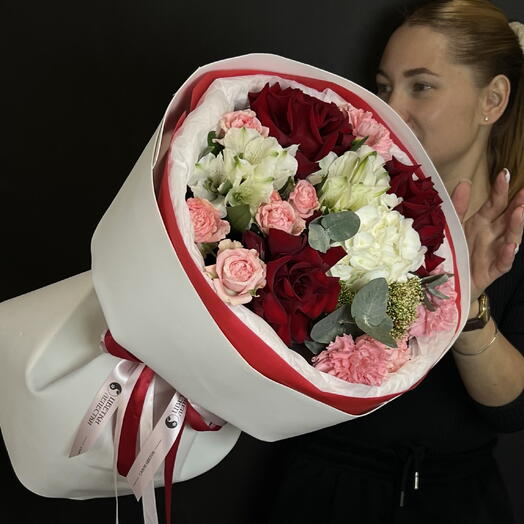 Букет из красных французских роз, гортензия и альстромерии