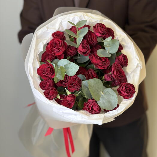 бордовые кустовые розы 7 шт с эвкалиптом «ruby grace»