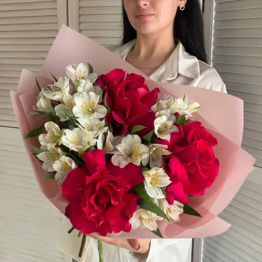 Букет из малиновых роз и белой альстромерии🌸