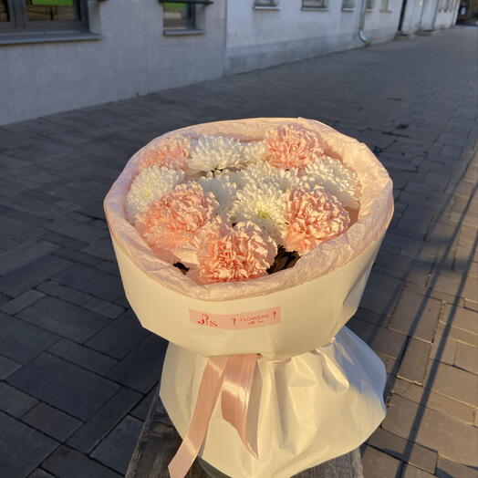 Нежный букет с хризантемой