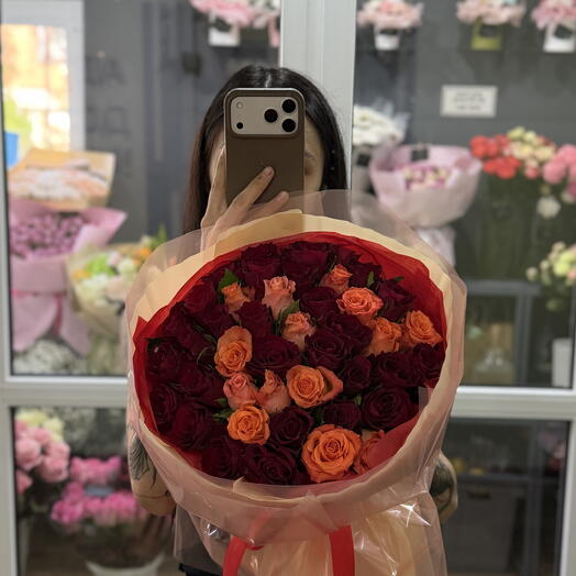 Красные розы в букете