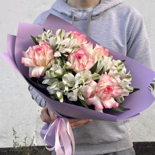 Нежный букет из французских роз с альстромерией 🌸