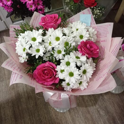 A combined bouquet of roses, chrysanthemums and greens