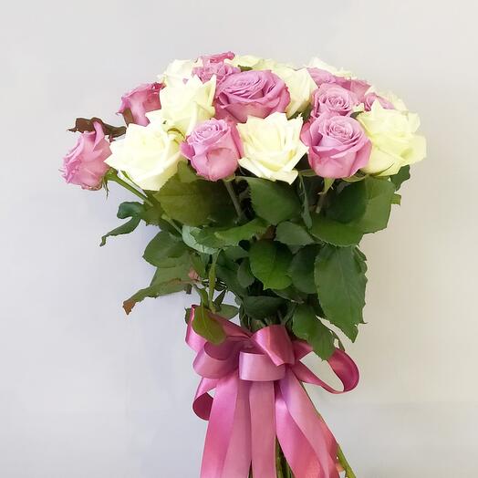 Powdery mix of 25 roses