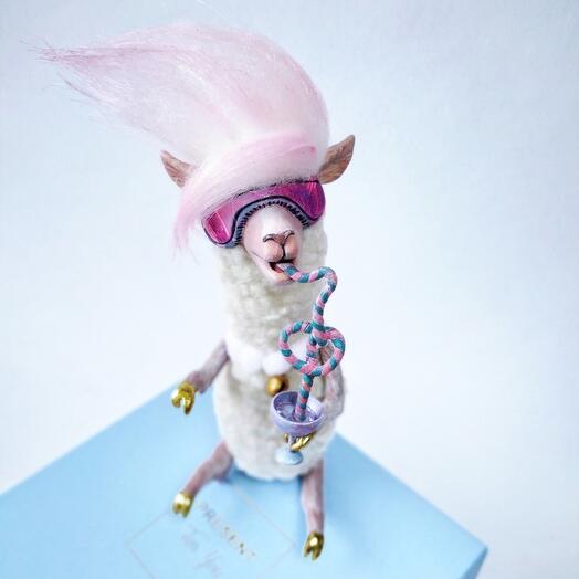 Стильная игрушка ручной работы Лама на Чилле