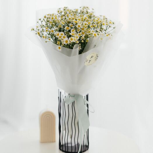 Bouquet of field daisies