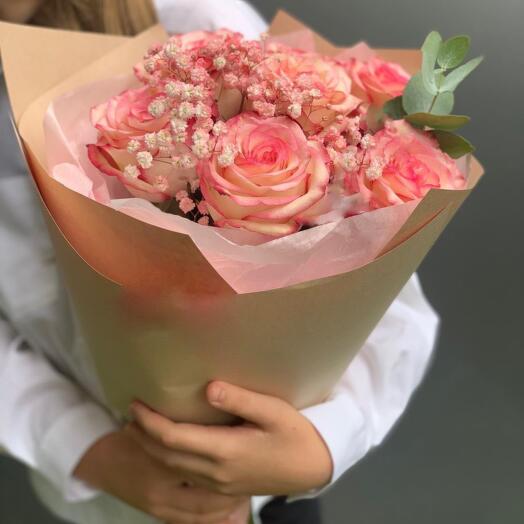 Ramo de rosas delicadas y gypsophila