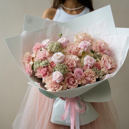 Ramo de rosas francesas y ranúnculos