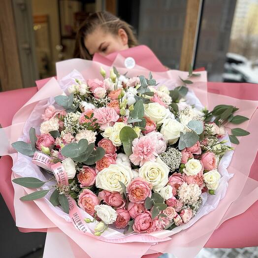 Ramo elegante con rosas peonías
