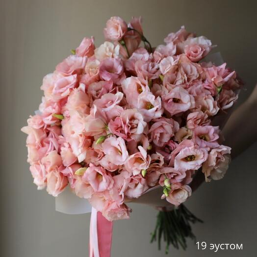 Букет из 19 персиковых эустом