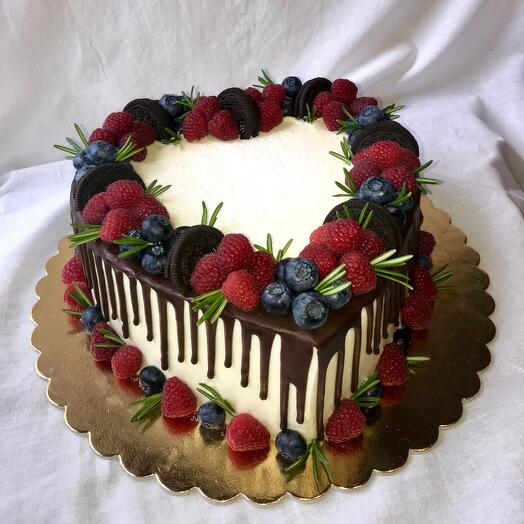 Pastel de corazón con bayas