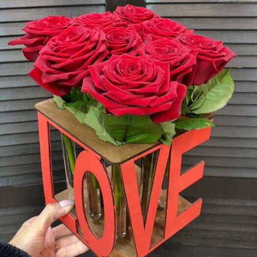 Розы в деревянной подставке LOVE  21735