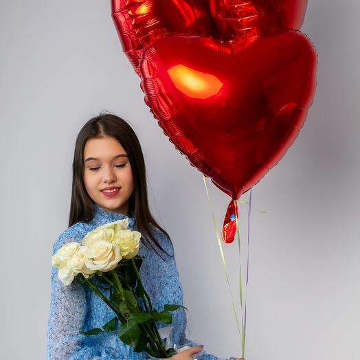 7 Белых роз + 3 шара "Сердце"