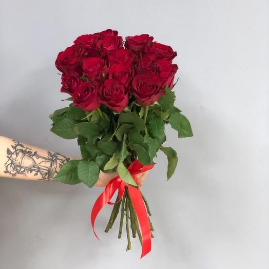 Ramo de 15 rosas rojas con cinta de raso