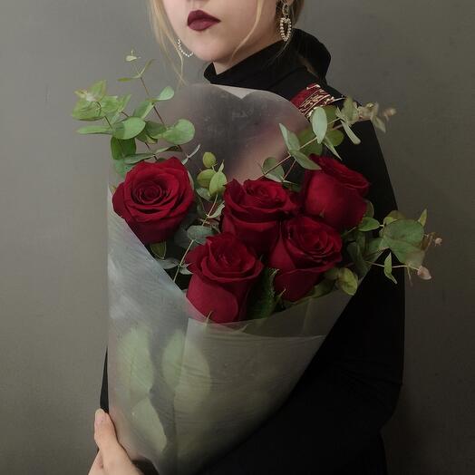 5 rosas rojas con eucalipto