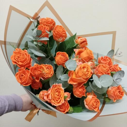 Букет из кустовой пионовидной розы Солнечный ветер