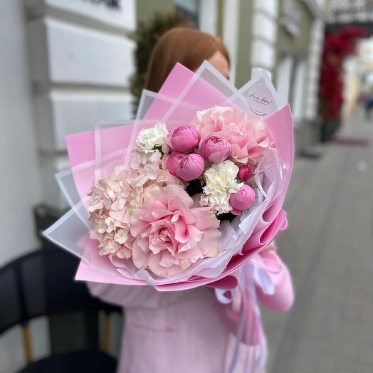 Букет «зефирка»из французских роз с гортензией