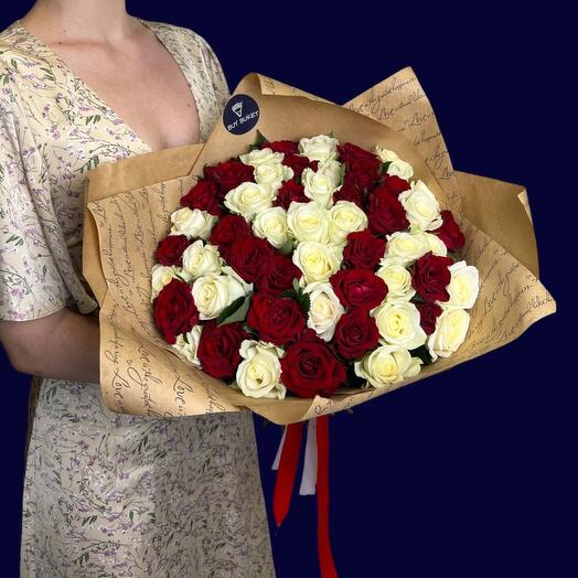 Ramo de 51 rosas rojas y blancas