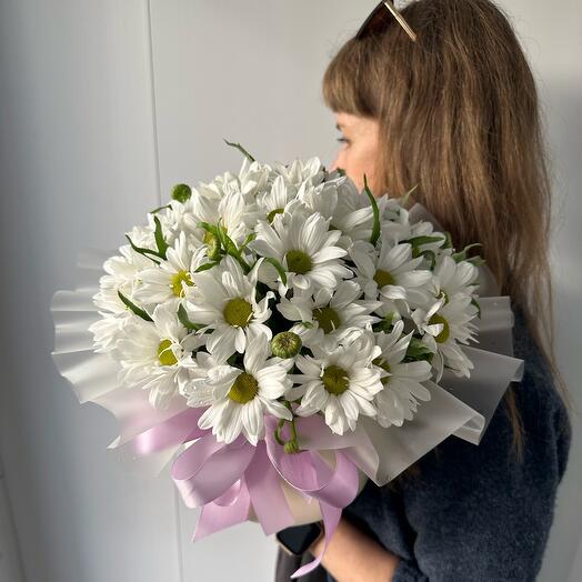 Шляпная коробочка с ромашковидной хризантемой