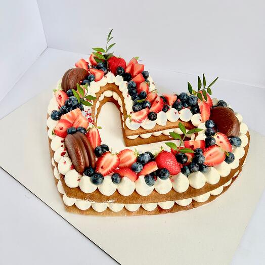 Honey cake "Heart" with strawberries