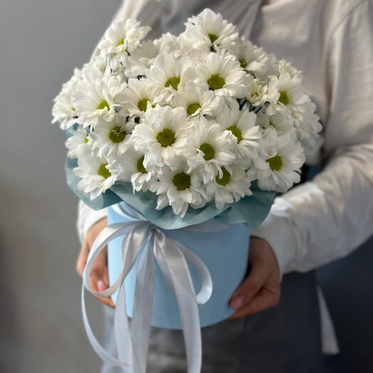 Цветы в коробке из белой хризантемы