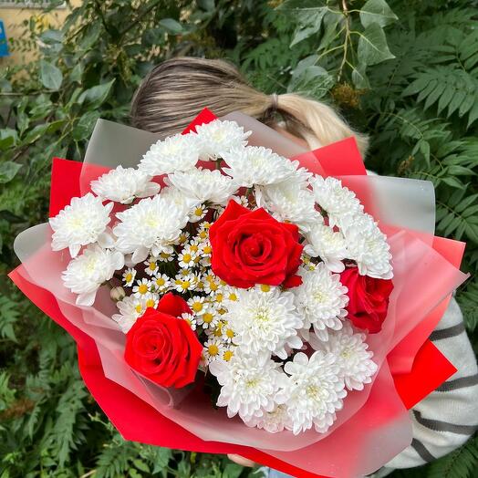 Букет из роз и хризантем "Рабыня страсти"