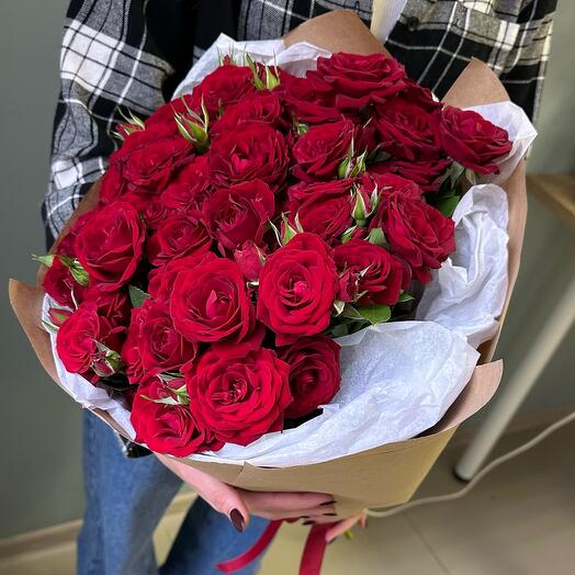 Кустовые красные розы в крафтовом оформлении 😍