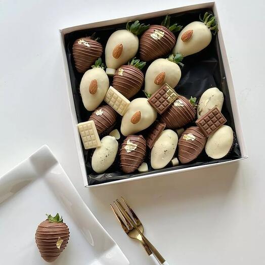 Клубнично-финиковый бокс "Rich" финики и клубника в шоколаде с мини шоколадками